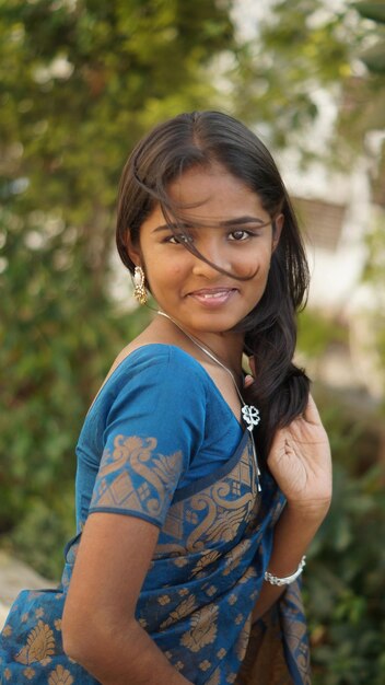 Foto retrato de una mujer joven sonriente.