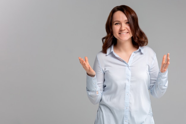 Foto retrato, de, un, mujer joven, sonriente