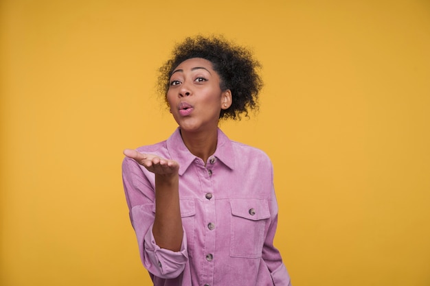 Foto retrato, de, un, mujer joven, soplar un beso