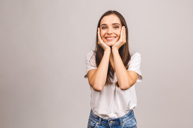 Retrato de mujer joven sorprendida sorprendida mirando a la cámara