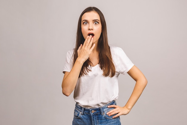 Retrato de mujer joven sorprendida sorprendida mirando a la cámara