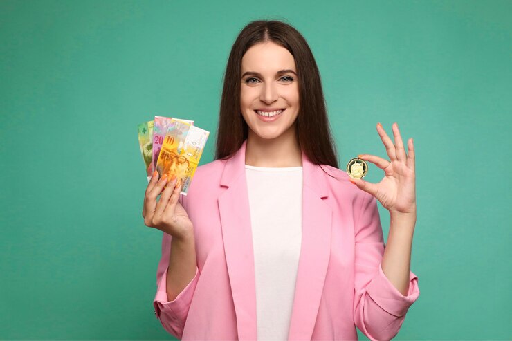 Retrato de una mujer joven sosteniendo criptomoneda y billetes de corona sueca