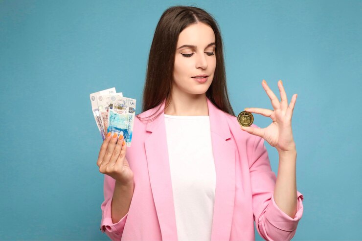 Retrato de mujer joven sosteniendo dogecoin y billetes de libras esterlinas del reino unido y mirando dogecoin