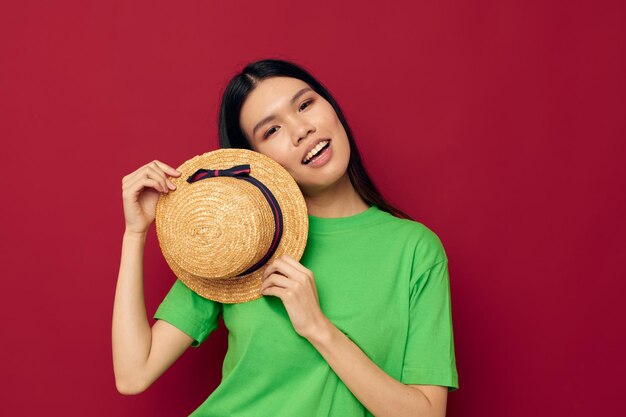 Retrato de una mujer joven sosteniendo una manzana