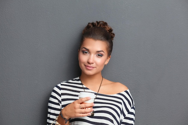 Retrato de mujer joven con taza de té o café