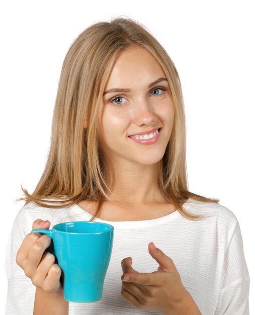 Retrato de una mujer joven con una taza de té o café