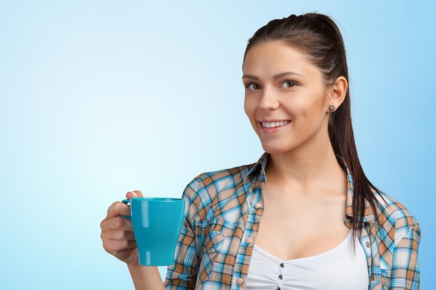 Retrato de una mujer joven con una taza de té o café