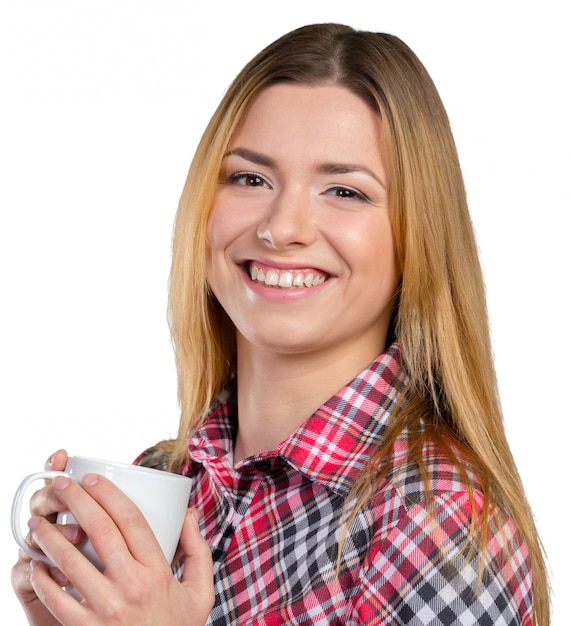 Retrato de una mujer joven con una taza de té o café