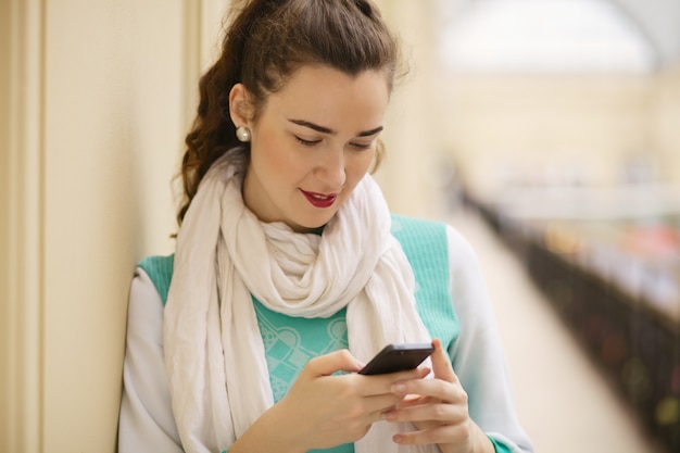 Foto retrato de mujer joven con teléfono móvil de cerca