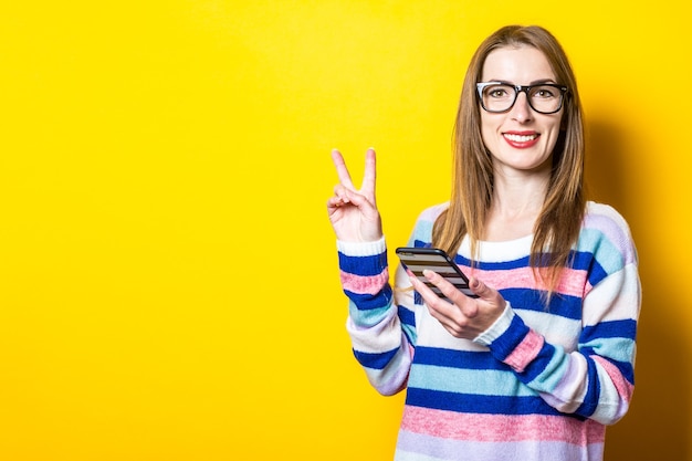 retrato, mujer joven, con, teléfono