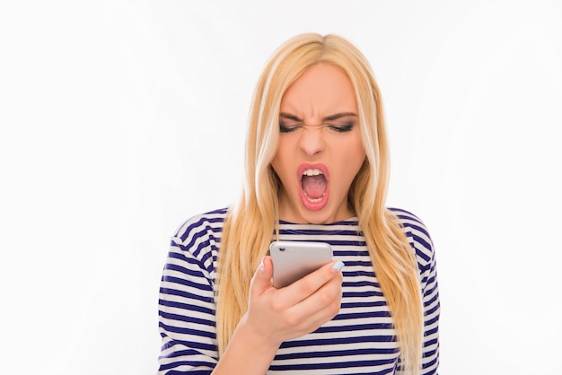 Retrato de mujer joven con un teléfono