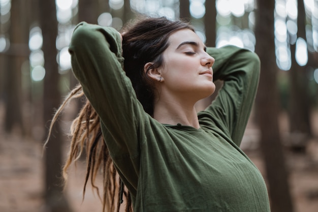 Foto retrato de una mujer joven teme relajarse al aire libre