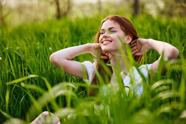 Retrato de una mujer joven tendida en el campo