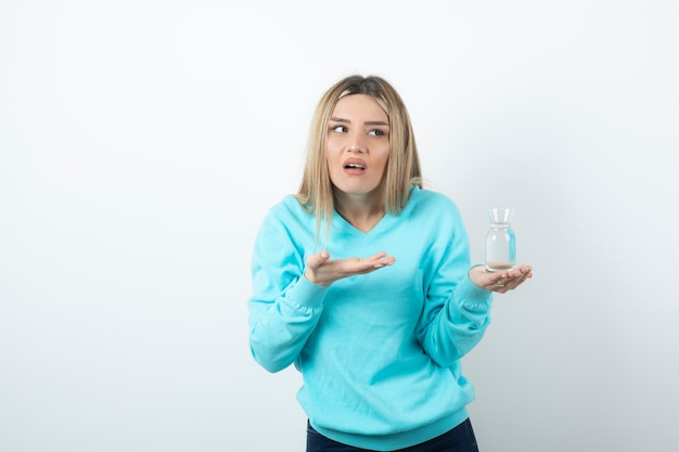 Retrato, de, mujer joven, tenencia, jarra de vidrio, de, agua, en, mano