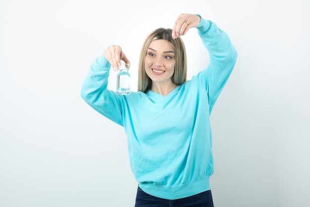 Retrato, de, mujer joven, tenencia, jarra de vidrio, de, agua, en, mano