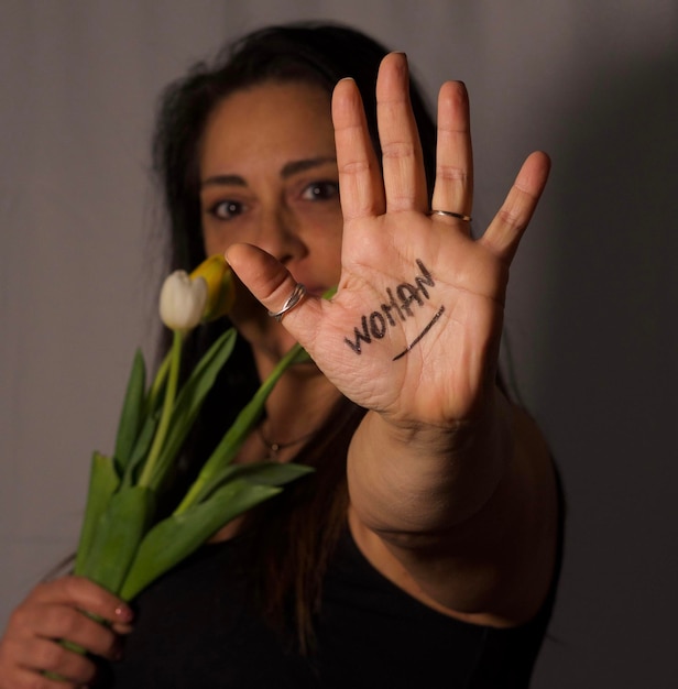 Foto retrato de una mujer joven con texto