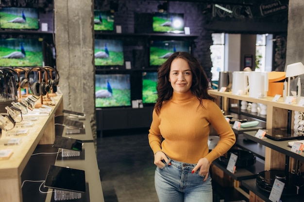 Foto retrato, de, un, mujer joven, en, un, tienda electrónica