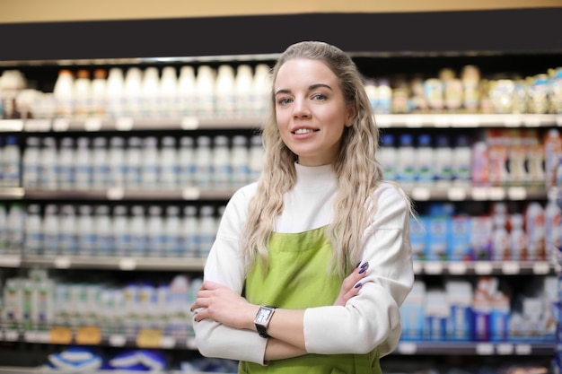 Retrato de mujer joven en tienda. Propietario de un pequeño negocio