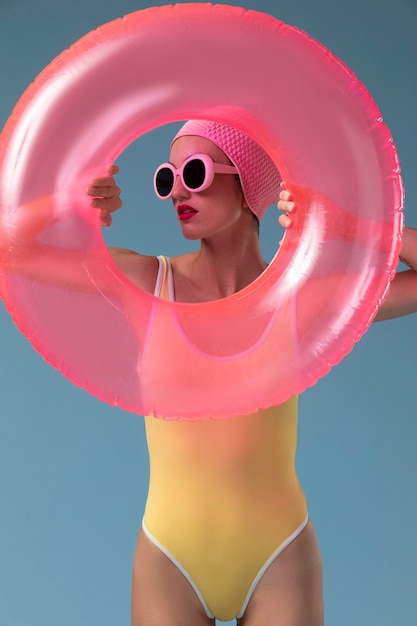 Retrato de mujer joven en traje de baño con un anillo de natación