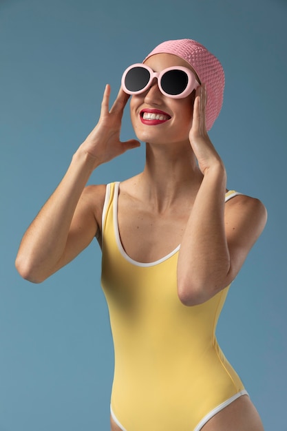 Foto retrato de mujer joven en traje de baño en el estudio