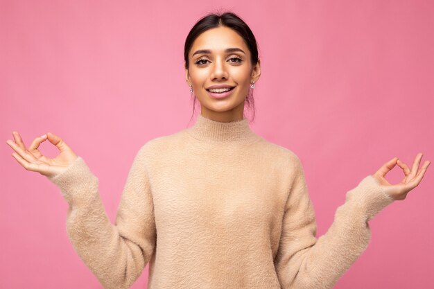 Foto retrato de mujer joven tranquila