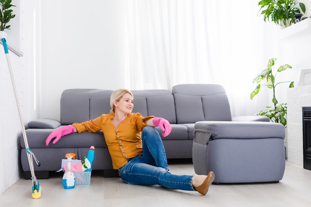 Foto retrato de mujer joven trapear el piso en casa