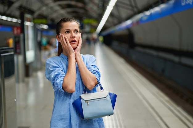 Retrato de mujer joven triste dentro del metro del metro.