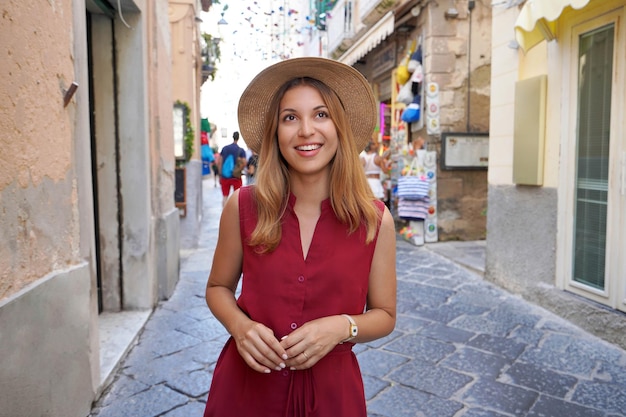 Retrato de mujer joven turista en el histórico pueblo de Tropea Calabria Italia