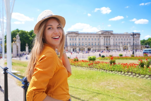 Retrato de mujer joven turista visitando Londres Reino Unido mirando a la cámara