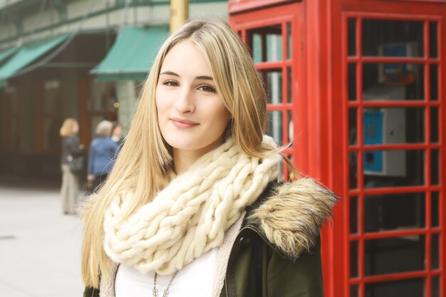 Retrato de una mujer joven turista.