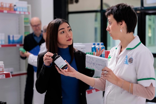 Foto retrato de una mujer joven usando un teléfono inteligente