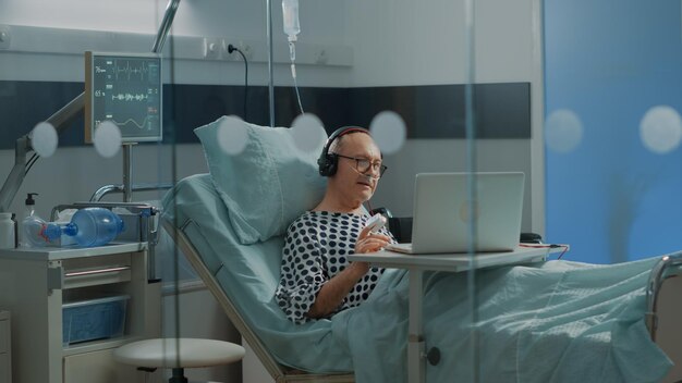 Foto retrato de una mujer joven usando un teléfono móvil mientras está de pie en el hospital