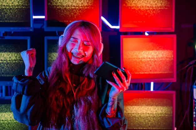 Foto retrato de una mujer joven usando un teléfono móvil