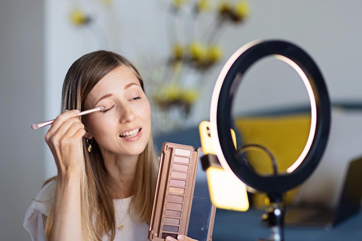 Foto retrato de una mujer joven usando un teléfono móvil