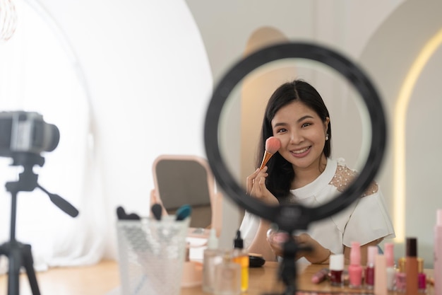Retrato de una mujer joven usando un teléfono móvil
