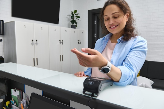 Foto retrato de una mujer joven usando un teléfono móvil