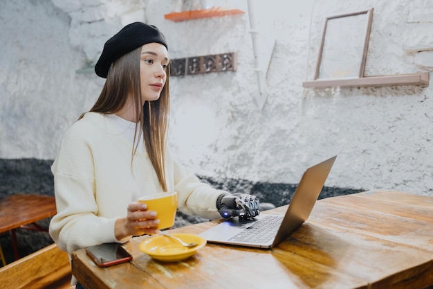 Retrato de una mujer joven usando un teléfono móvil