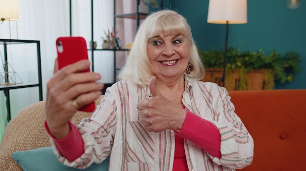 Foto retrato de una mujer joven usando un teléfono móvil