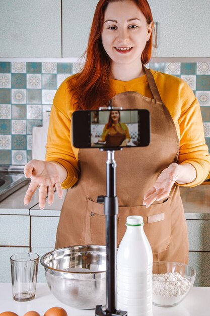 Retrato de una mujer joven usando un teléfono móvil