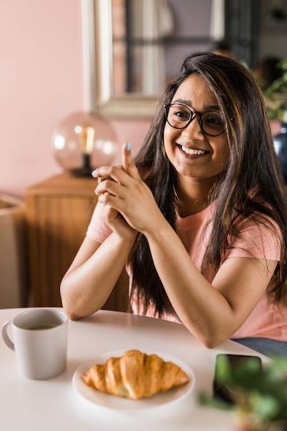 Foto retrato de una mujer joven usando un teléfono móvil