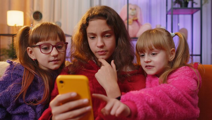 Foto retrato de una mujer joven usando un teléfono móvil