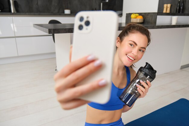 Retrato de una mujer joven usando un teléfono móvil