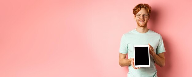 Retrato de una mujer joven usando un teléfono móvil