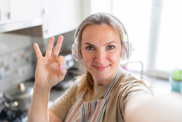 Foto retrato de una mujer joven usando un teléfono móvil