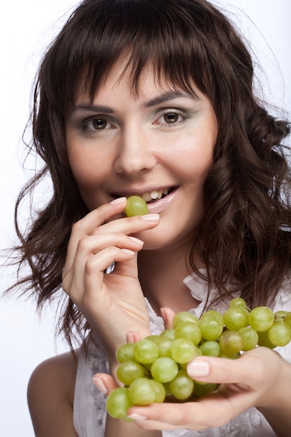 Retrato de mujer joven con uvas verdes