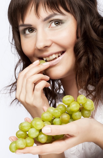 Foto retrato de mujer joven con uvas verdes