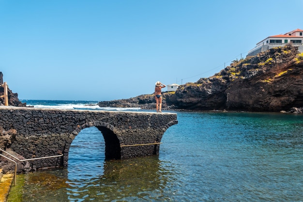 Retrato de una mujer joven de vacaciones en el pueblo turístico costero Tamaduste en la isla de El Hierro Islas Canarias España