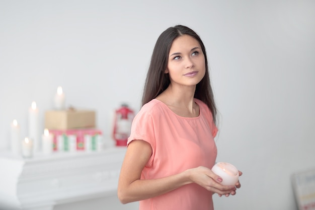 Retrato de una mujer joven con una vela decorativa