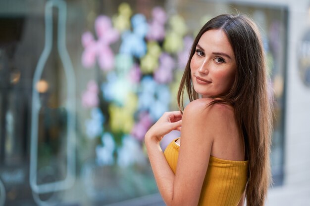 Retrato, de, un, mujer joven, vestido, en, moda, mirar cámara del juez