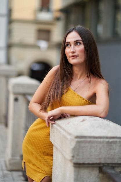 Retrato, de, un, mujer joven, vestido, en, moda, mirar lejos